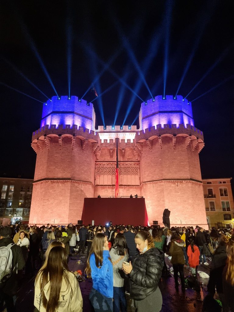 Torres de serrano de noche en Fallas