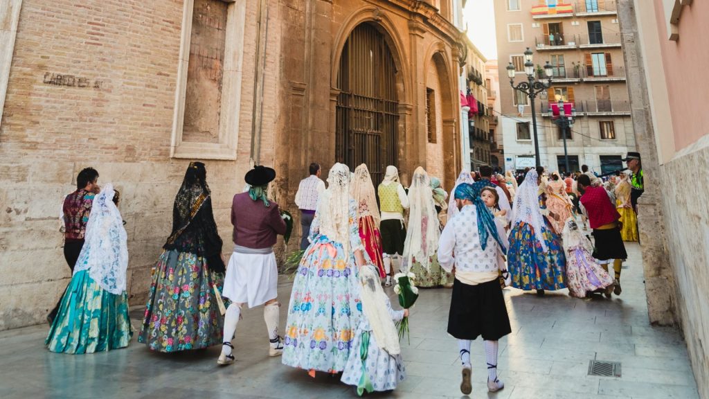 Falleros en ofrenda