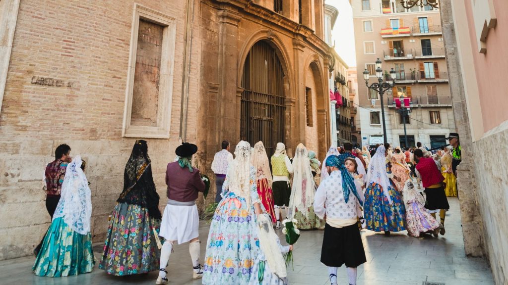 Ofrenda en la plaza de la virgen